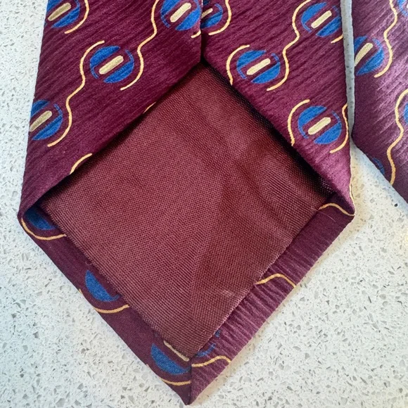 Giorgio Armani 100% Silk Tie Made in Italy Burgundy Geometric Print